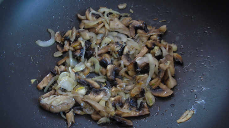Рисовый теплый салат с грибами: шаг 2