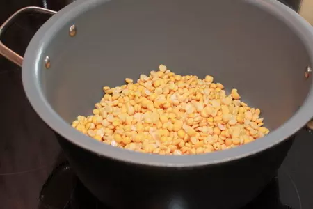 Гороховый суп-пюре с колбасками: шаг 1
