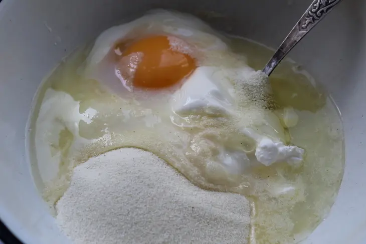Творожно-манные кнедлики с соусом из свежей клубники в свч за 3 минуты: шаг 1