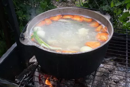 Уха из стерляди на костре.: шаг 4