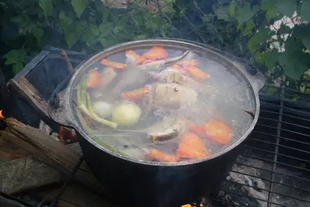 Уха из стерляди на костре.: шаг 5