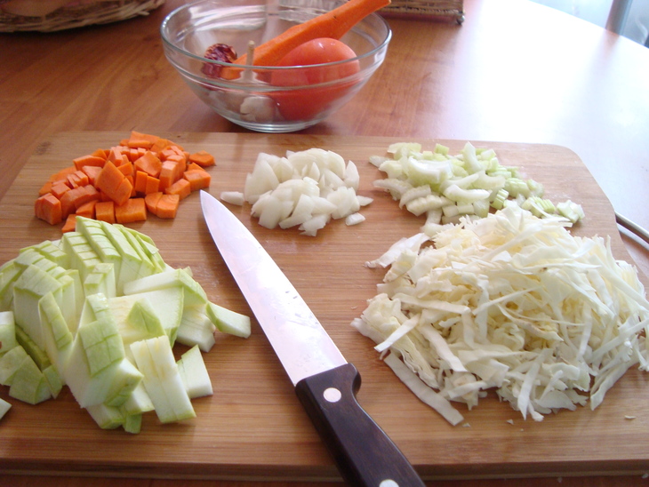 Щи лёгкие на курином бульоне со свежими овощами.: шаг 1