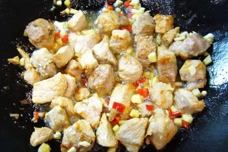 Красный рис со свининой и зеленым горошком: шаг 4