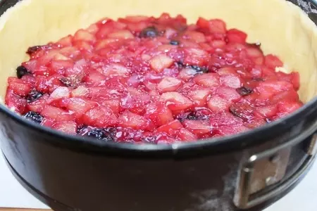 Творожник с яблоками и ягодами-микс: шаг 3