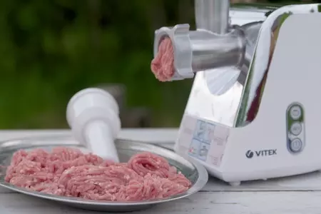 Котлеты гриль с драниками на подушке из подосиновиков со сметаной: шаг 1