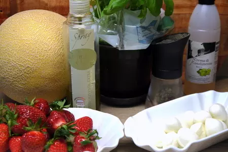 Румаки из куриной печени с дыней-гриль и клубнично-моцарелловыми шпажками: шаг 3