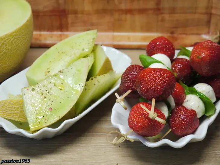 Румаки из куриной печени с дыней-гриль и клубнично-моцарелловыми шпажками: шаг 4