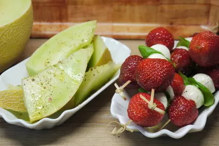 Румаки из куриной печени с дыней-гриль и клубнично-моцарелловыми шпажками: шаг 4