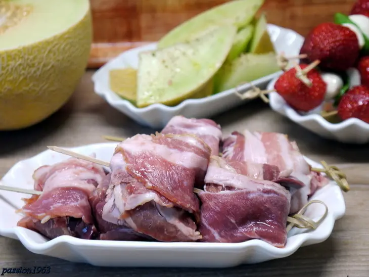Румаки из куриной печени с дыней-гриль и клубнично-моцарелловыми шпажками: шаг 5