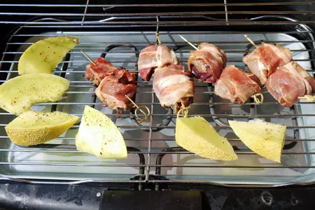 Румаки из куриной печени с дыней-гриль и клубнично-моцарелловыми шпажками: шаг 6