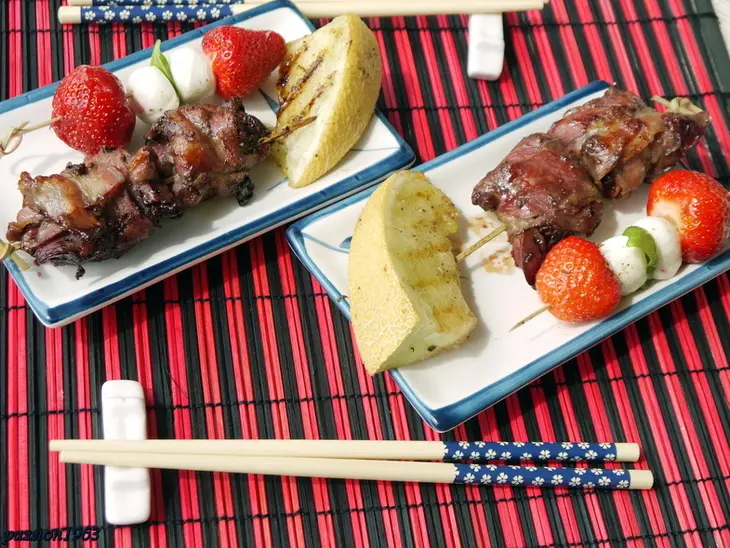 Румаки из куриной печени с дыней-гриль и клубнично-моцарелловыми шпажками: шаг 7