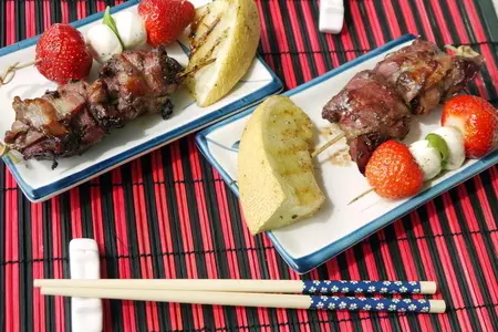 Румаки из куриной печени с дыней-гриль и клубнично-моцарелловыми шпажками: шаг 7