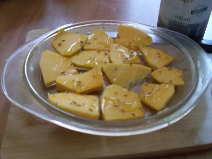 Салат с печёной тыквой, грушей и брынзой: шаг 2