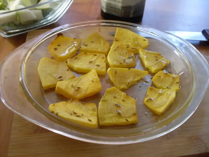 Салат с печёной тыквой, грушей и брынзой: шаг 4