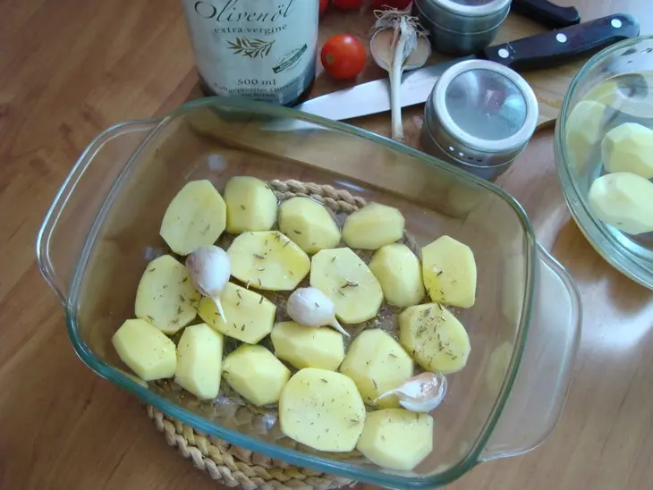 Курица в кефире с картофелем и черри.: шаг 6
