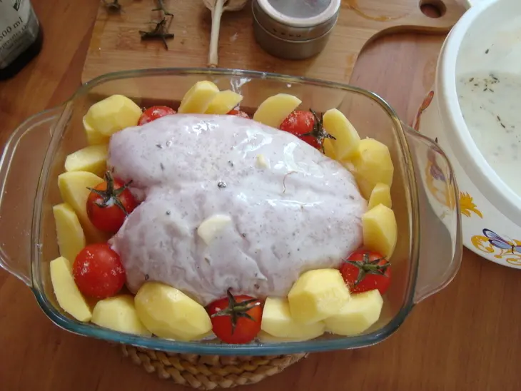 Курица в кефире с картофелем и черри.: шаг 7