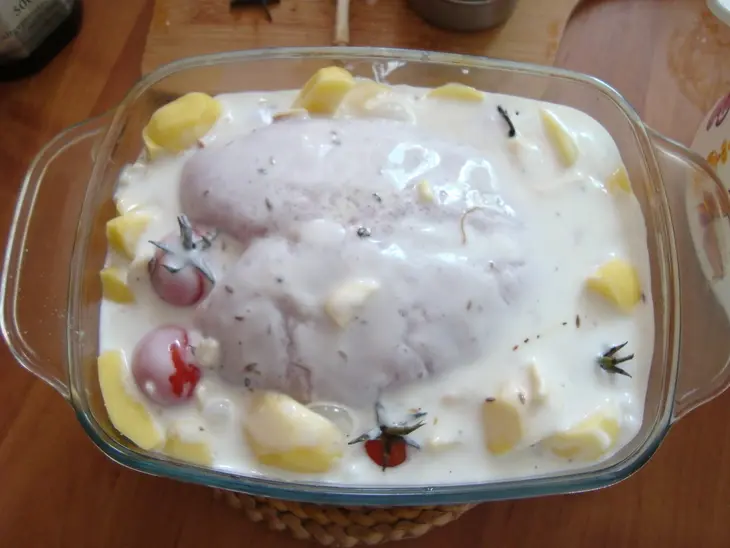 Курица в кефире с картофелем и черри.: шаг 8