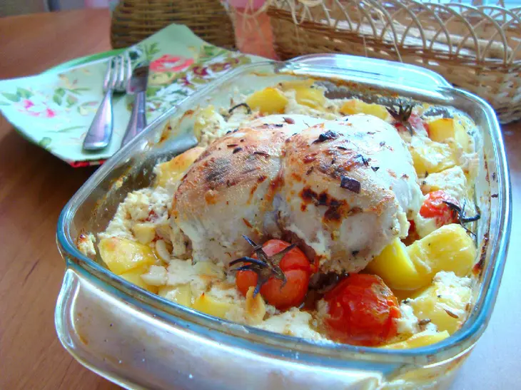 Курица в кефире с картофелем и черри.: шаг 9
