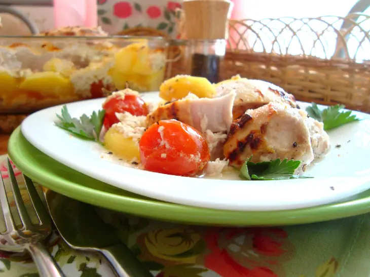 Курица в кефире с картофелем и черри.: шаг 10
