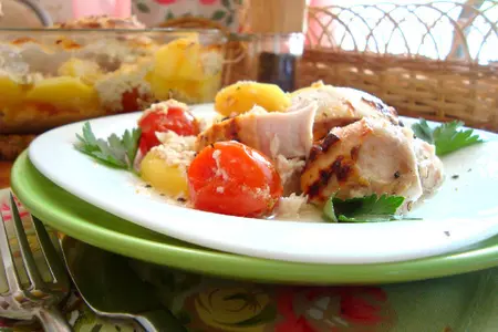 Курица в кефире с картофелем и черри.: шаг 10