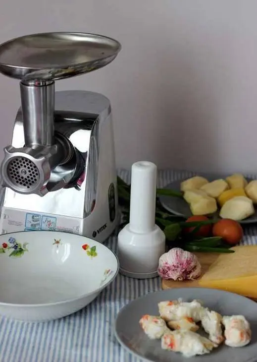 Крабовые котлеты с домашним соусом айоли и трехцветным картофельным пюре: шаг 1