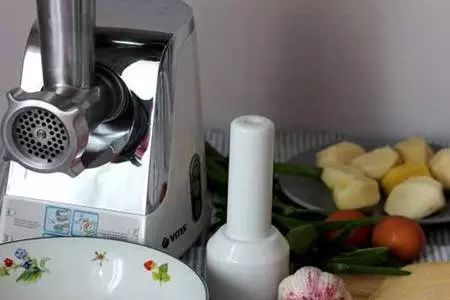 Крабовые котлеты с домашним соусом айоли и трехцветным картофельным пюре: шаг 1