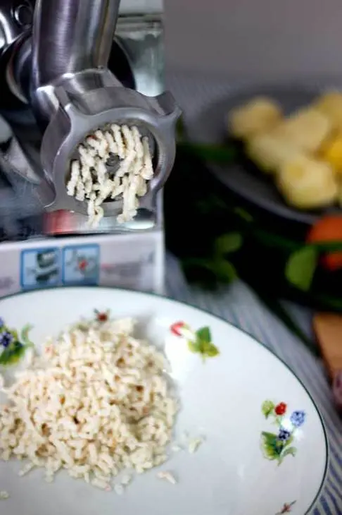 Крабовые котлеты с домашним соусом айоли и трехцветным картофельным пюре: шаг 2