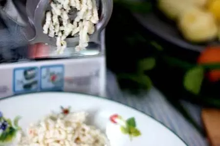 Крабовые котлеты с домашним соусом айоли и трехцветным картофельным пюре: шаг 2
