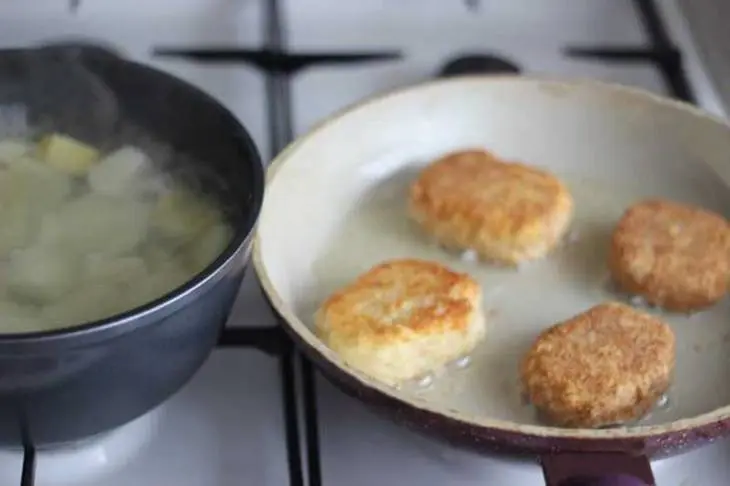 Крабовые котлеты с домашним соусом айоли и трехцветным картофельным пюре: шаг 4