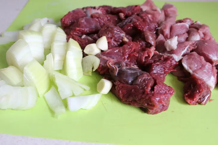 Мясные биточки с маринованным луком и острым салатом из помидоров: шаг 2