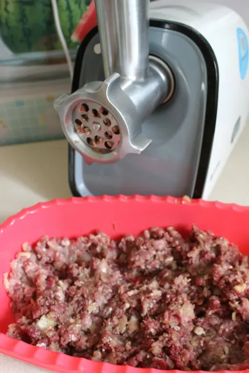 Мясные биточки с маринованным луком и острым салатом из помидоров: шаг 4