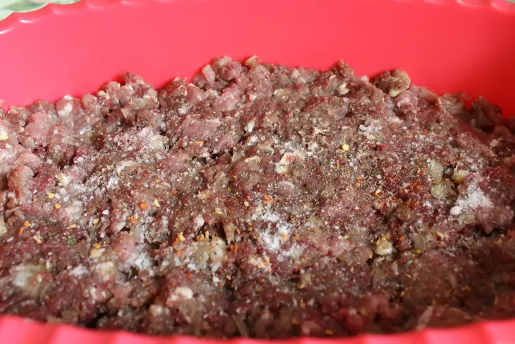 Мясные биточки с маринованным луком и острым салатом из помидоров: шаг 5
