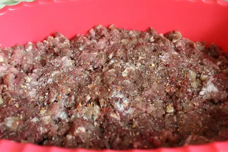 Мясные биточки с маринованным луком и острым салатом из помидоров: шаг 5