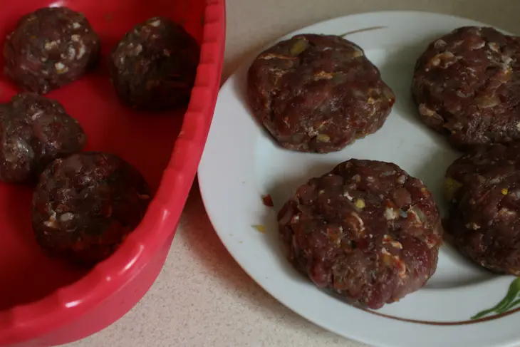 Мясные биточки с маринованным луком и острым салатом из помидоров: шаг 6