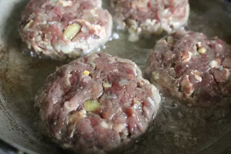 Мясные биточки с маринованным луком и острым салатом из помидоров: шаг 7