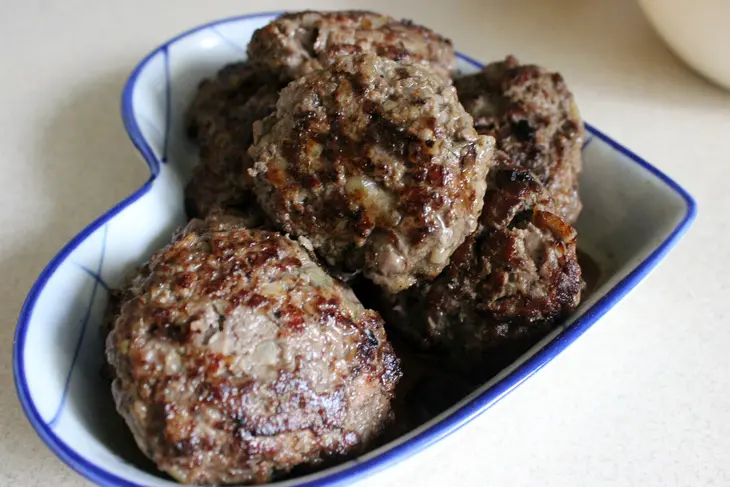 Мясные биточки с маринованным луком и острым салатом из помидоров: шаг 8