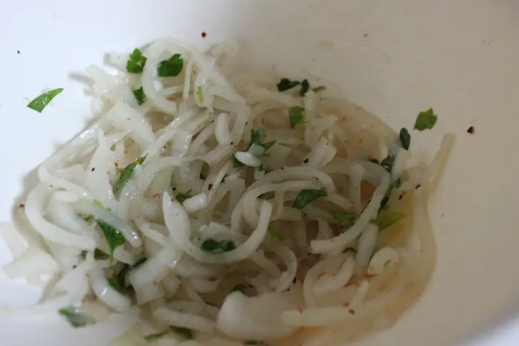 Мясные биточки с маринованным луком и острым салатом из помидоров: шаг 9