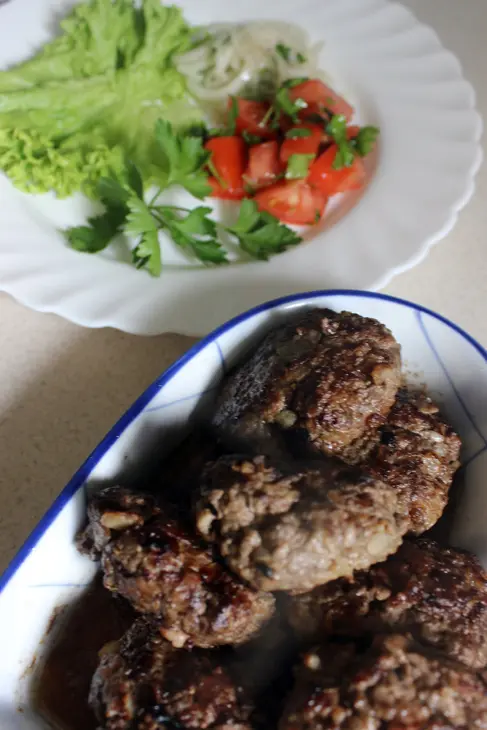 Мясные биточки с маринованным луком и острым салатом из помидоров: шаг 11