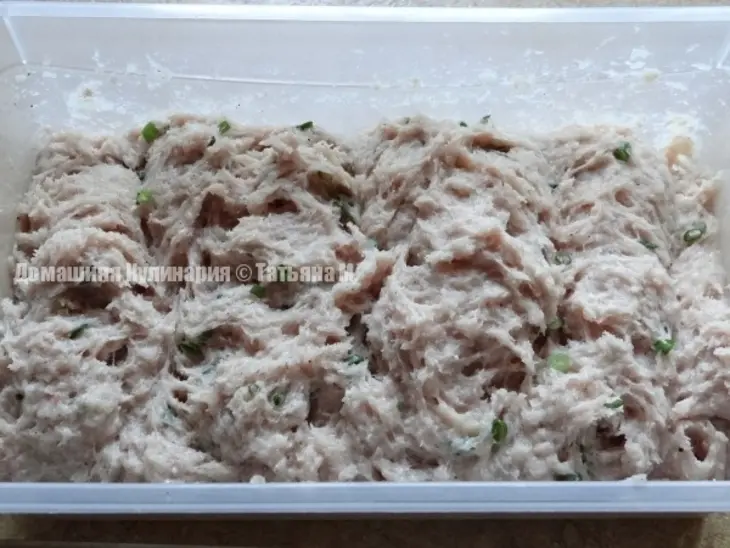 Куриные сосиски с луком: шаг 1