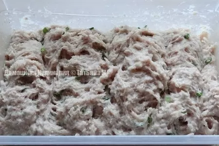 Куриные сосиски с луком: шаг 1