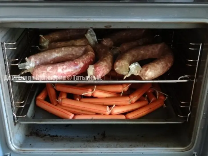 Куриные сосиски с луком: шаг 3