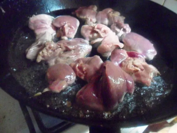 Рубленые куриные потрошки с яйцом.: шаг 1