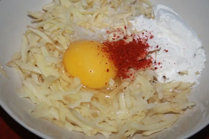 Картофельные колдуны с сосисками и сыром в свч за 10 минут: шаг 3