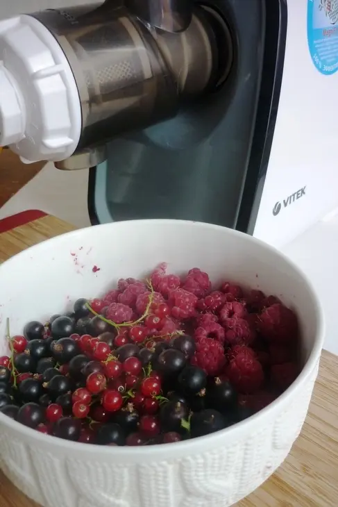 Паровые миндально-рисовые кеббе  с начинкой из сливочного сыра и красной смородины  под соусом из свежих ягод и пикантным ягодным напитком: шаг 7