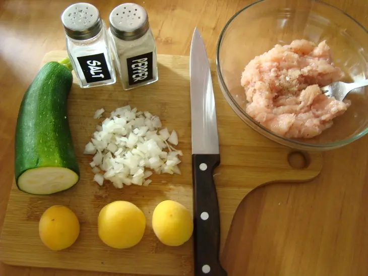 Блины с куриным фаршем,обжаренным с луком,кабачком и абрикосами..: шаг 1