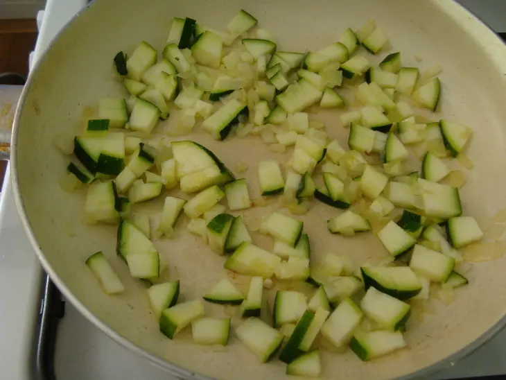 Блины с куриным фаршем,обжаренным с луком,кабачком и абрикосами..: шаг 2