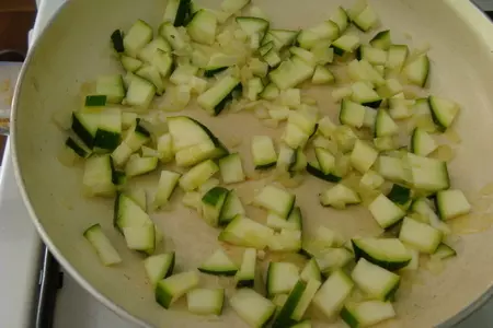 Блины с куриным фаршем,обжаренным с луком,кабачком и абрикосами..: шаг 2