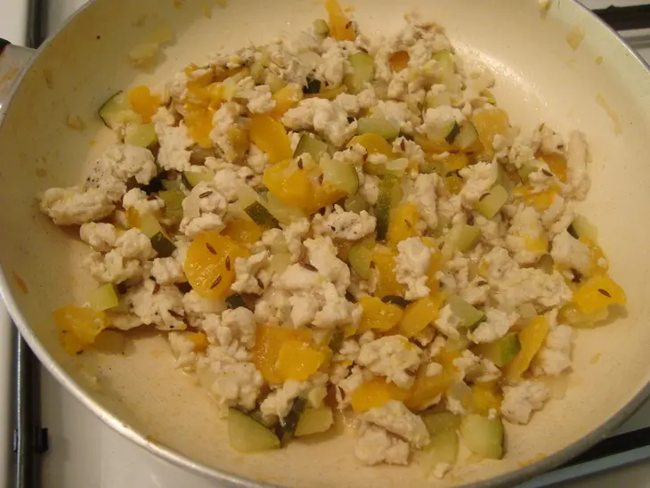 Блины с куриным фаршем,обжаренным с луком,кабачком и абрикосами..: шаг 4