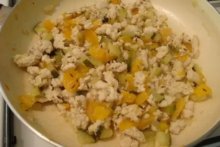 Блины с куриным фаршем,обжаренным с луком,кабачком и абрикосами..: шаг 4