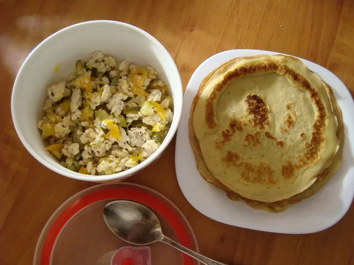 Блины с куриным фаршем,обжаренным с луком,кабачком и абрикосами..: шаг 7